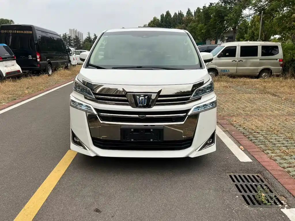 Toyota Vellfire — фото 2