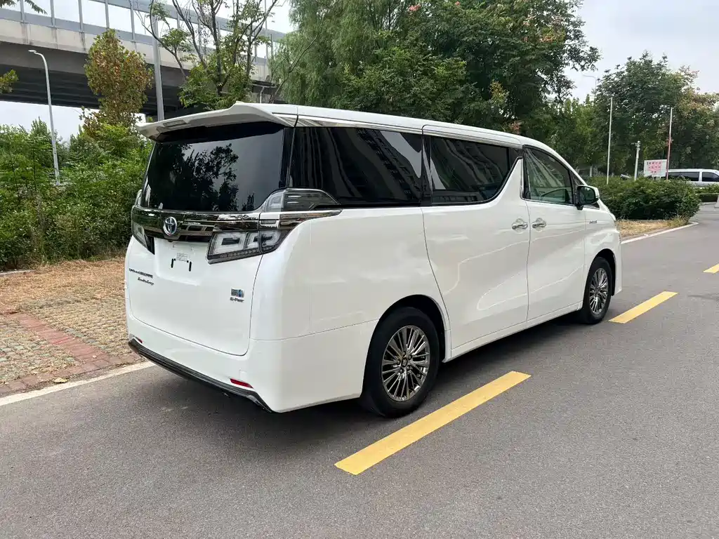 Toyota Vellfire — фото 3