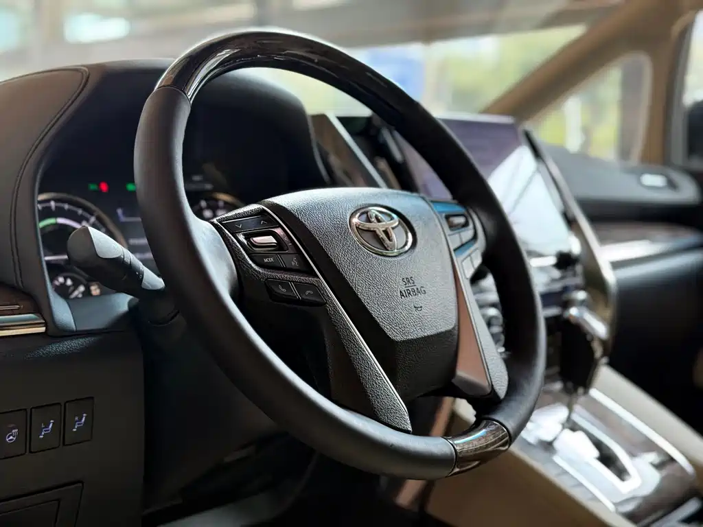 Toyota Vellfire — фото 7