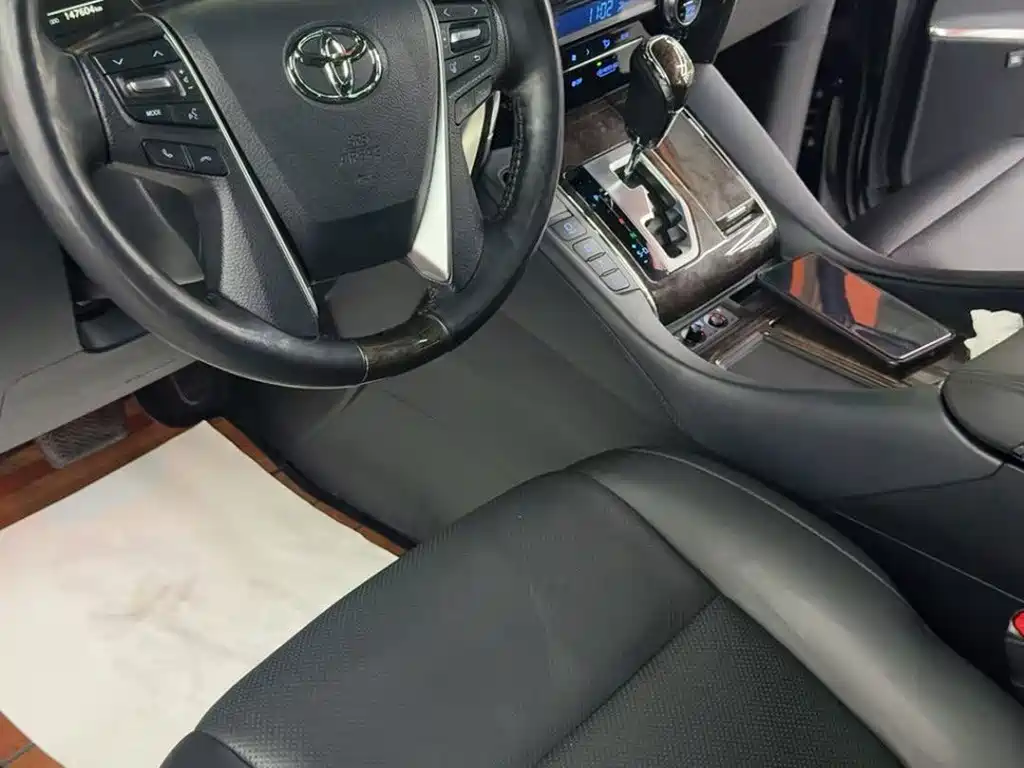 Toyota Alphard — фото 4