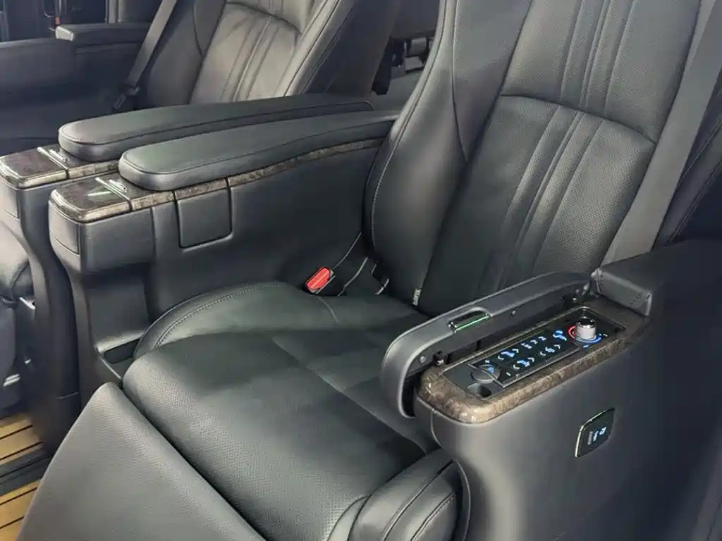 Toyota Alphard — фото 6