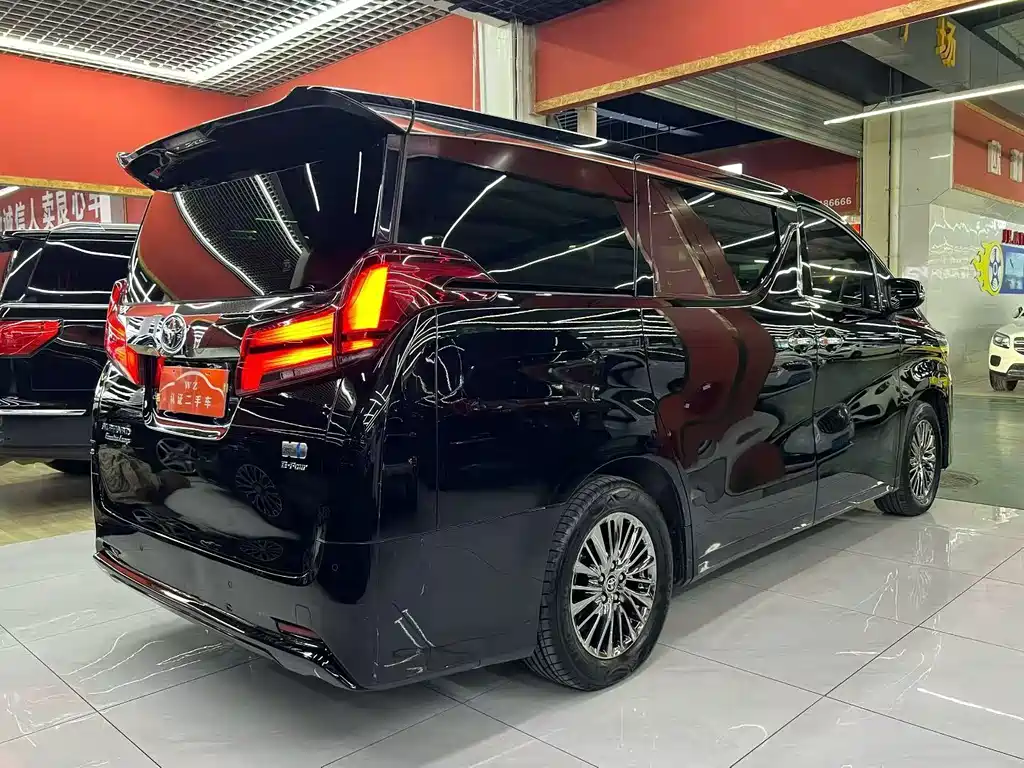 Toyota Alphard — фото 9