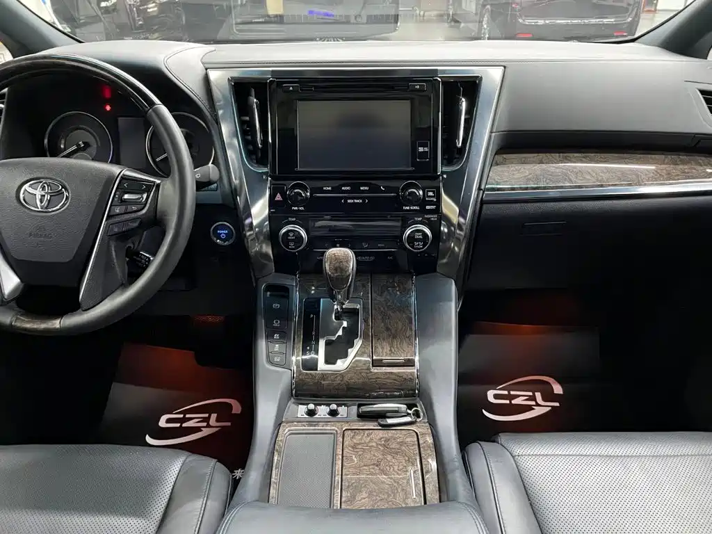 Toyota Alphard — фото 11