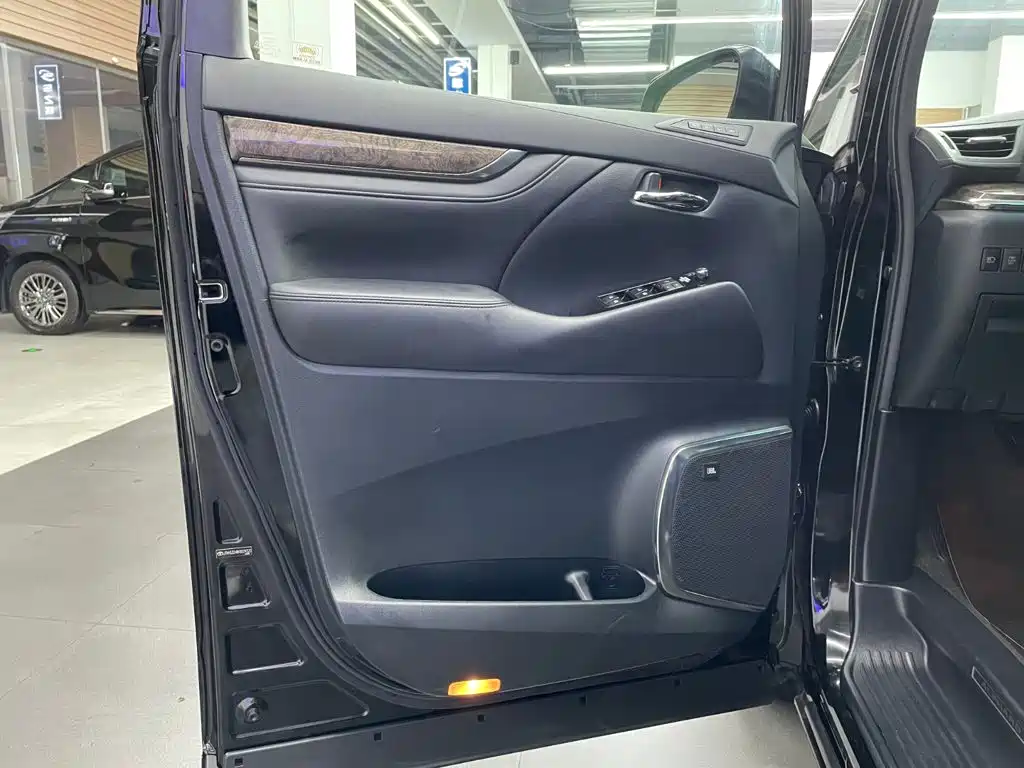 Toyota Alphard — фото 13
