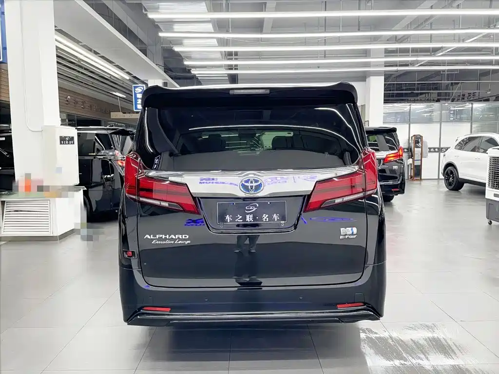 Toyota Alphard — фото 5