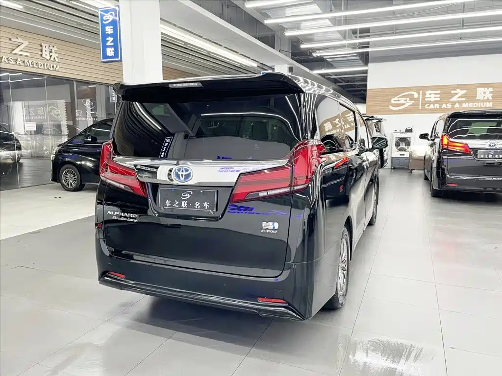 Toyota Alphard — фото 6