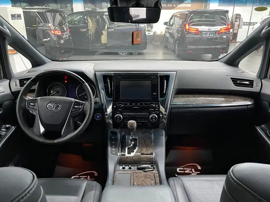 Toyota Alphard — фото 7