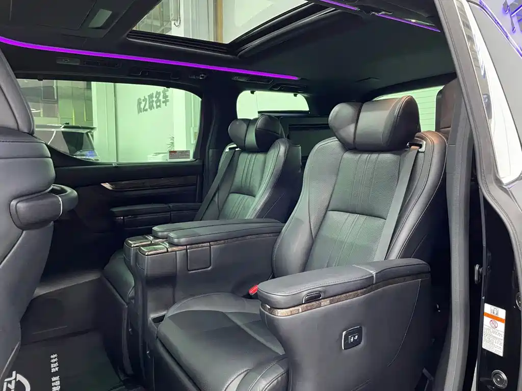 Toyota Alphard — фото 9