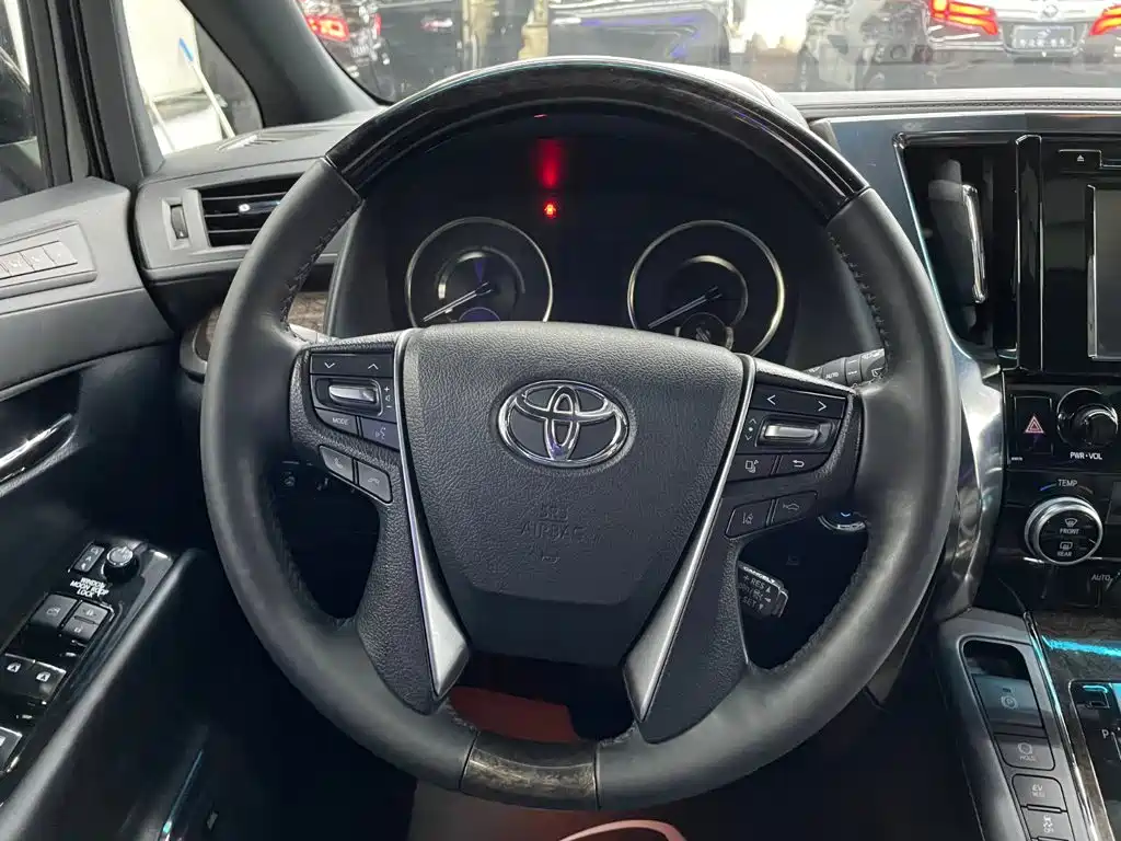 Toyota Alphard — фото 10