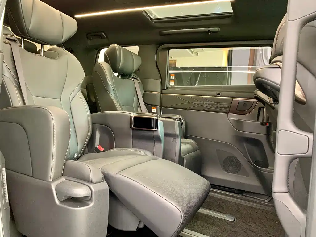 Toyota Alphard — фото 11