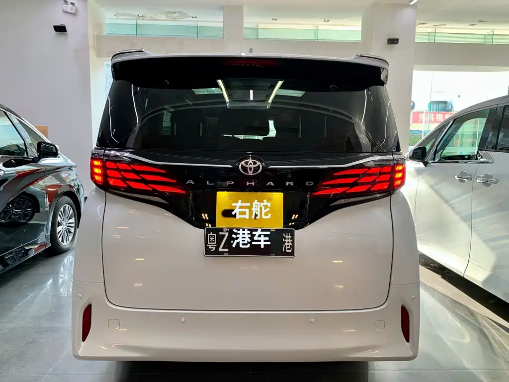 Toyota Alphard — фото 3