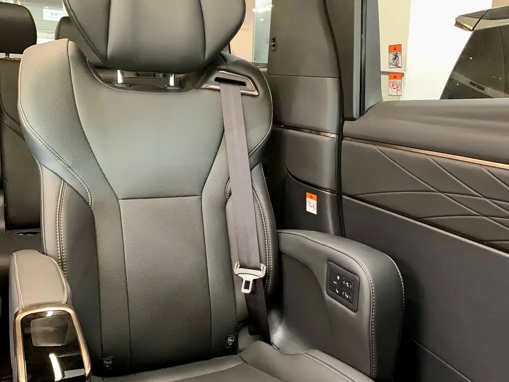 Toyota Alphard — фото 21