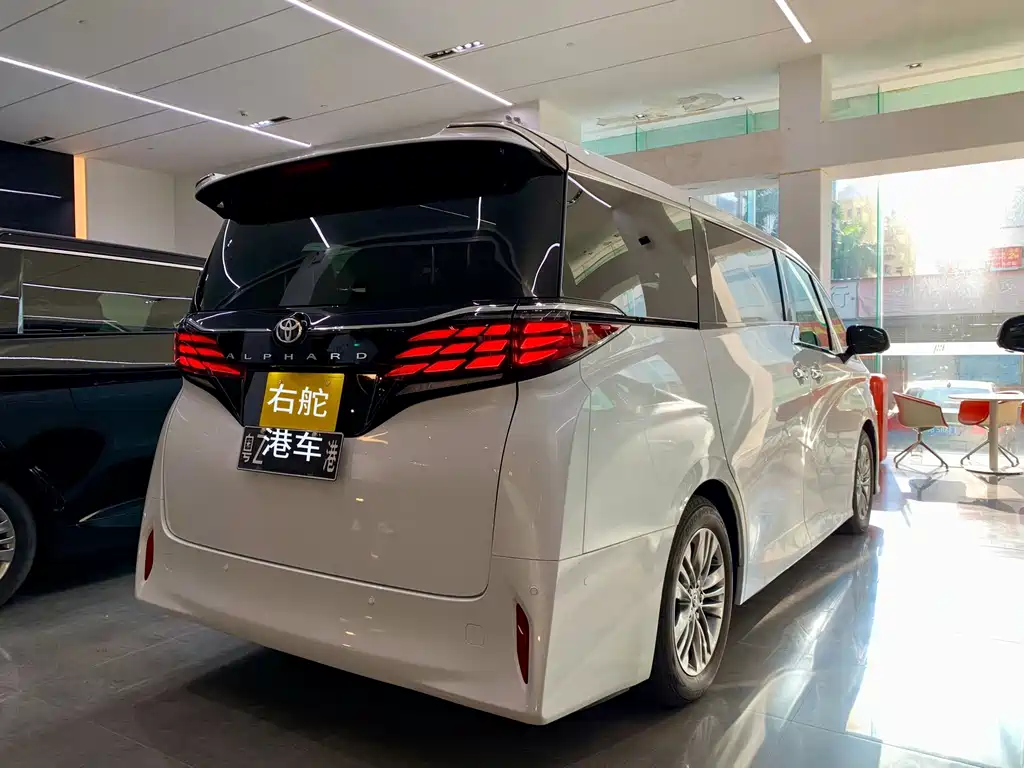 Toyota Alphard — фото 4