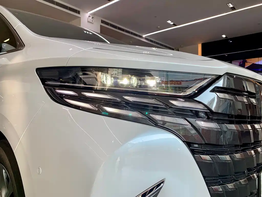 Toyota Alphard — фото 5