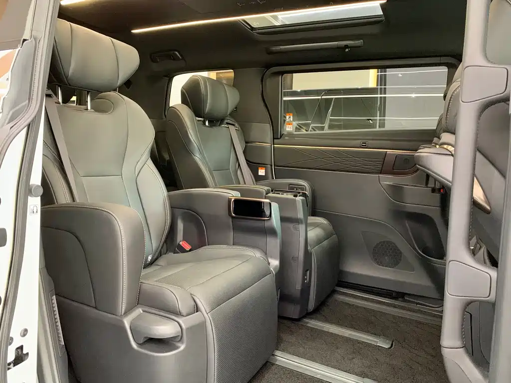 Toyota Alphard — фото 8