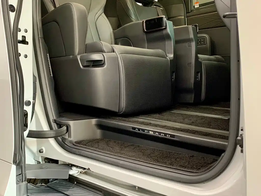 Toyota Alphard — фото 9