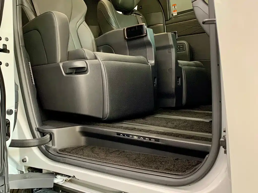 Toyota Alphard — фото 10