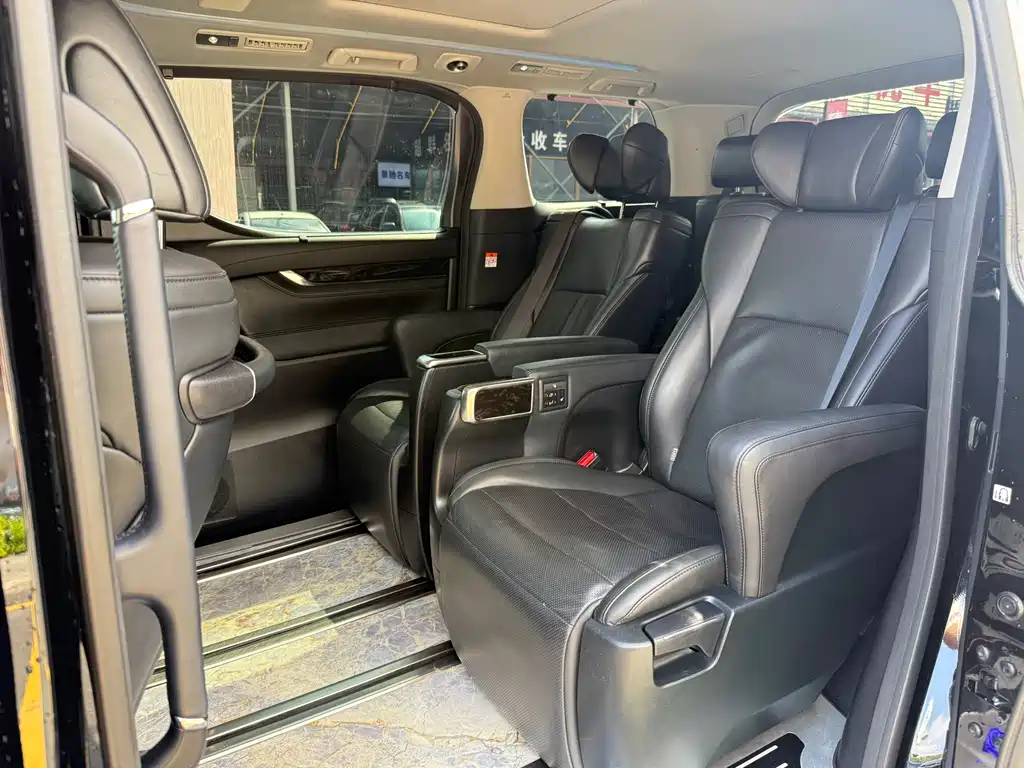 Toyota Vellfire — фото 4