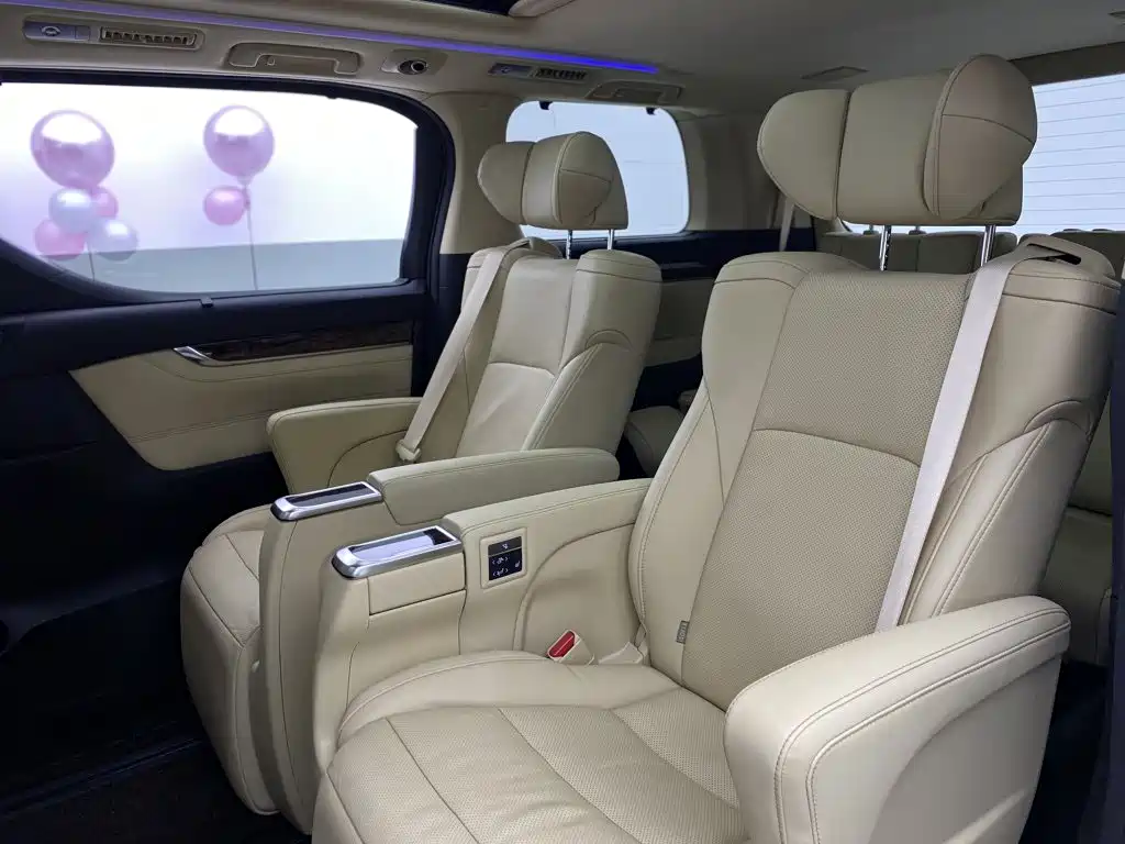 Toyota Alphard — фото 6