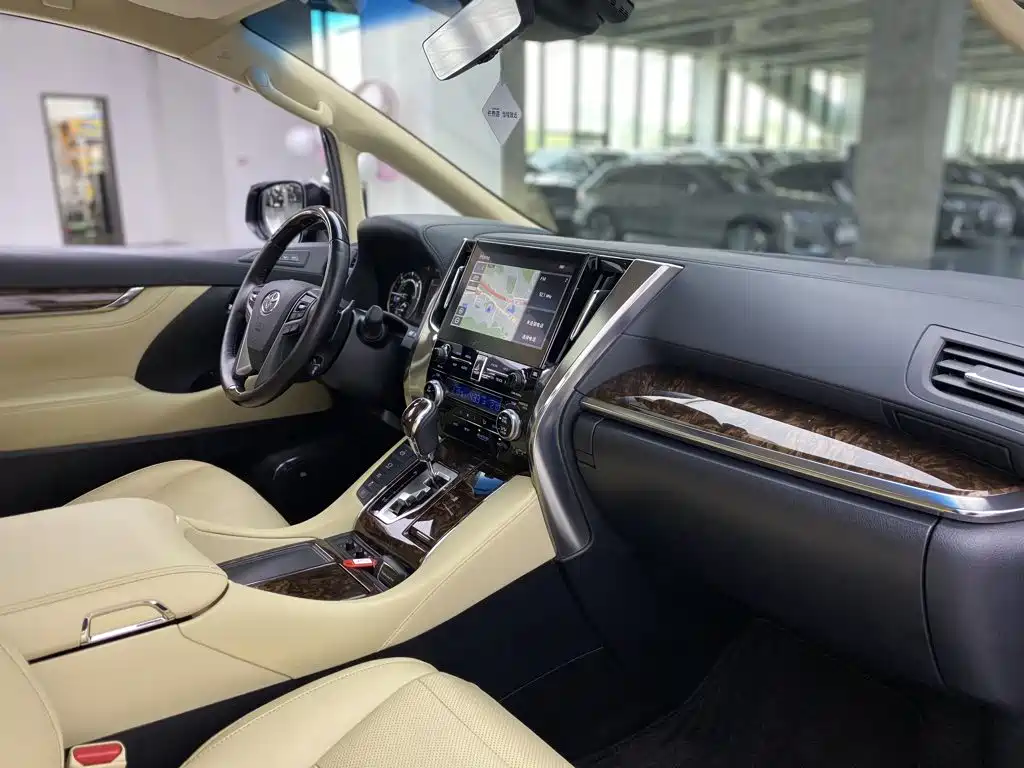 Toyota Alphard — фото 8