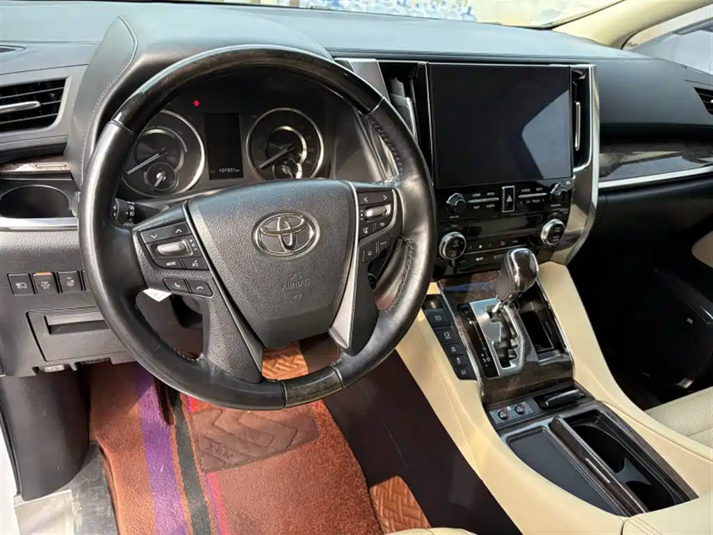 Toyota Alphard — фото 4