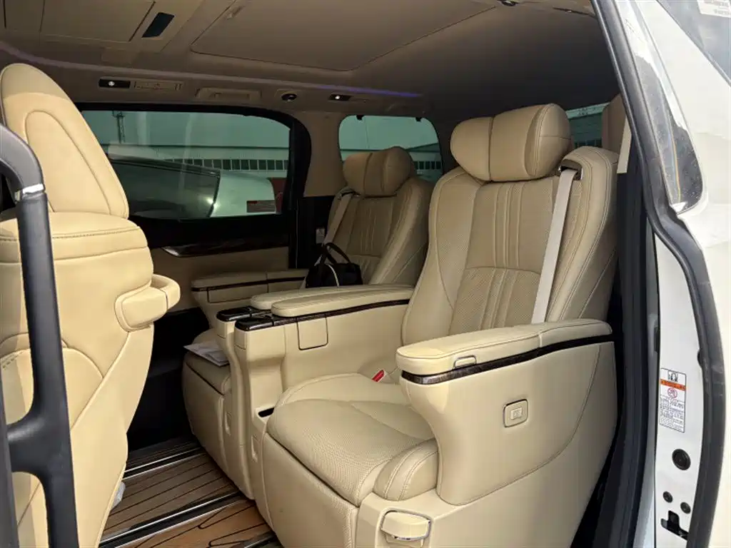 Toyota Alphard — фото 6