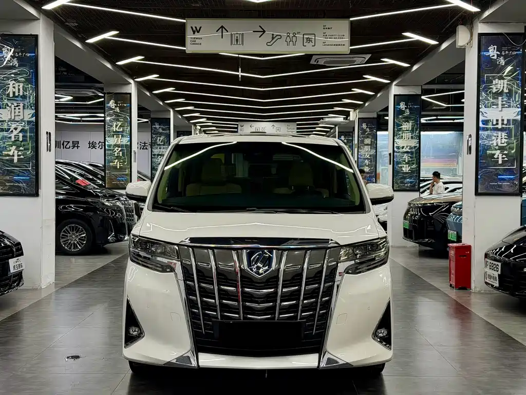 Toyota Alphard — фото 2