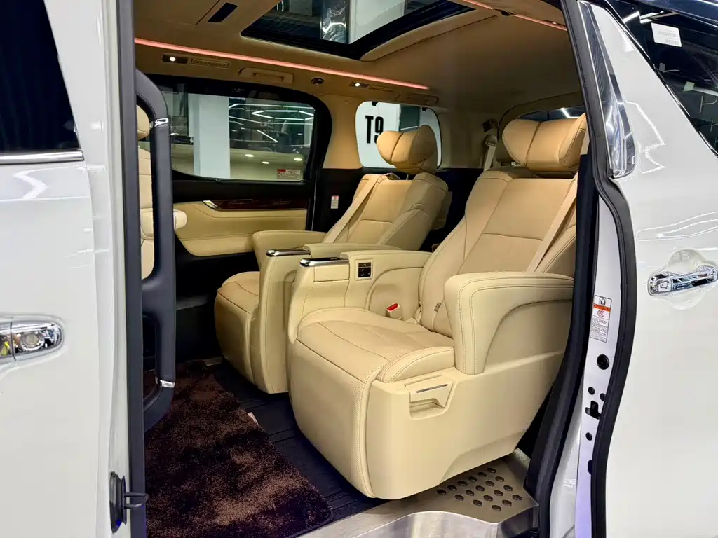 Toyota Alphard — фото 5