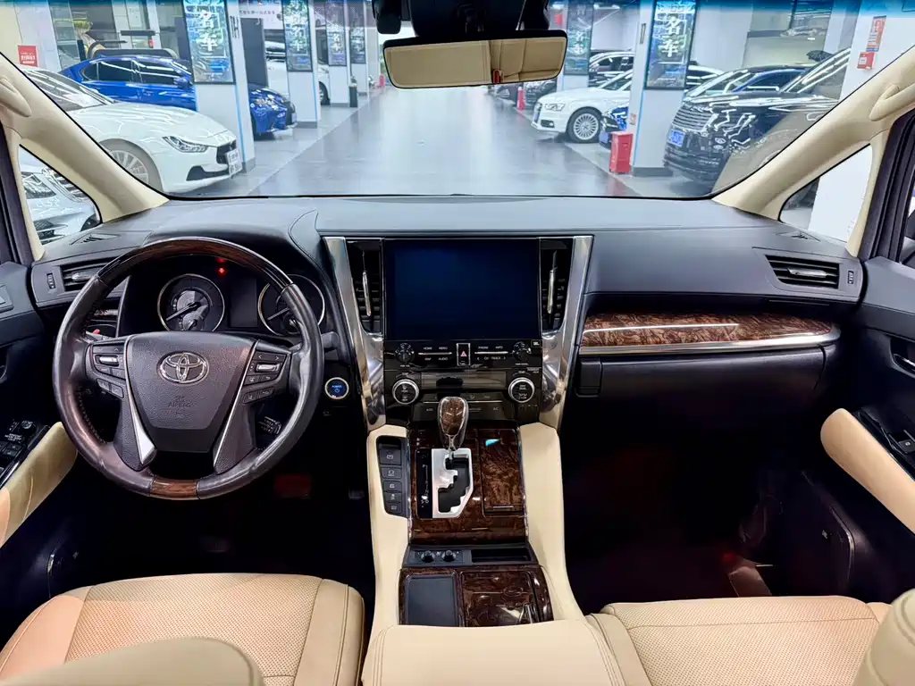 Toyota Alphard — фото 6
