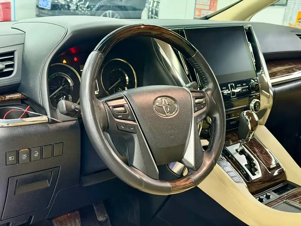 Toyota Alphard — фото 8