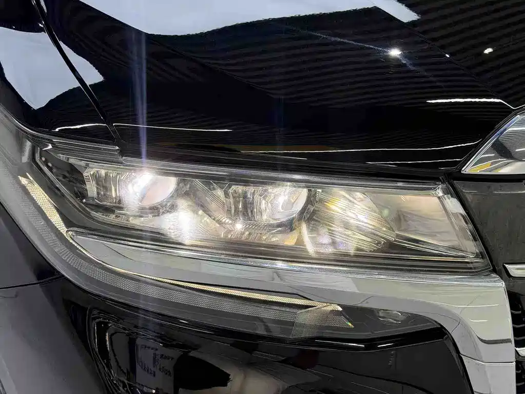 Toyota Alphard — фото 2