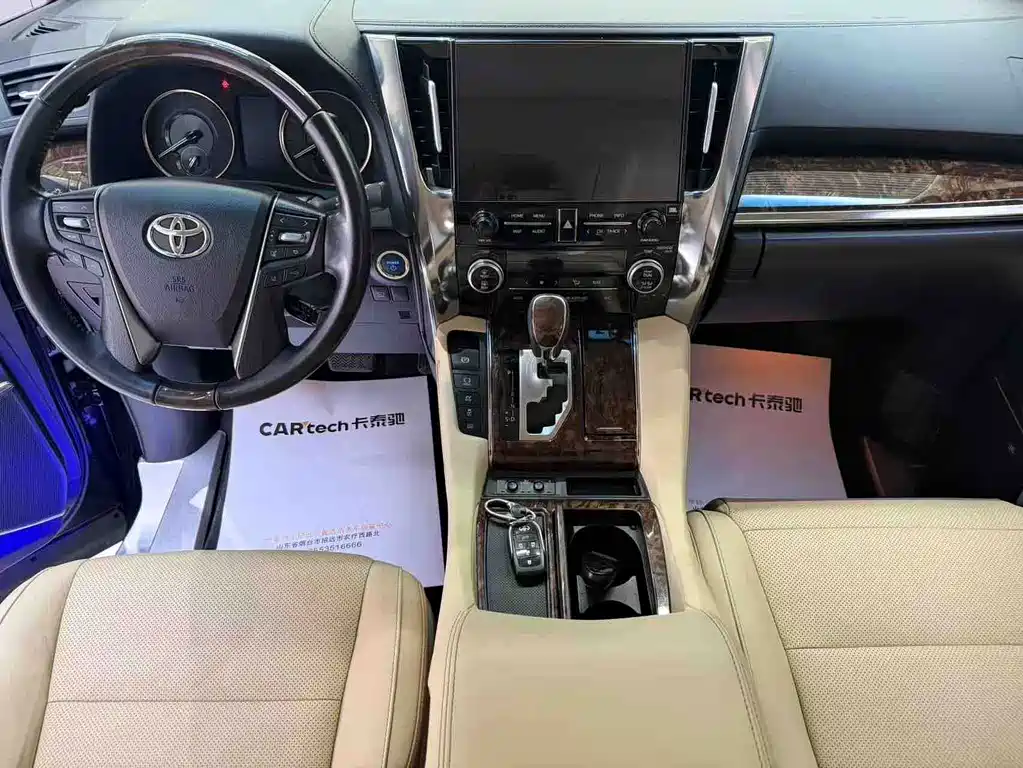 Toyota Alphard — фото 7