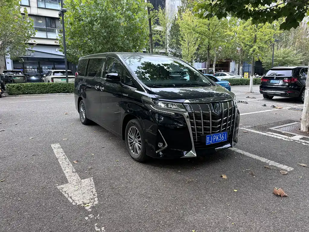 Toyota Alphard — фото 2