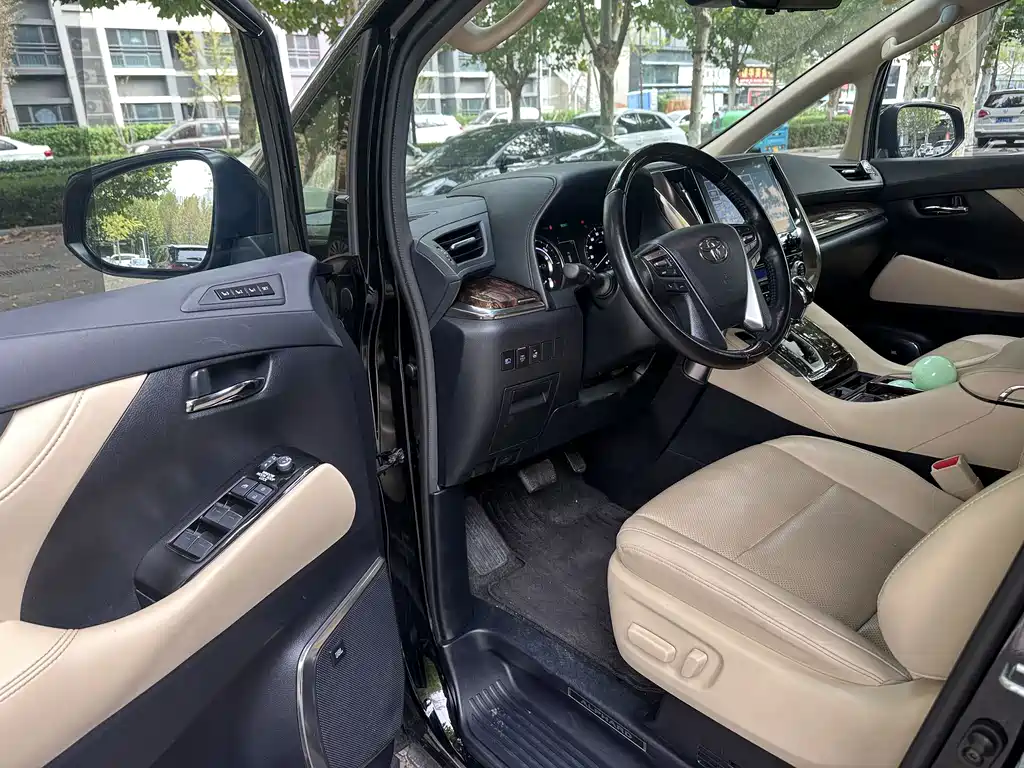 Toyota Alphard — фото 3