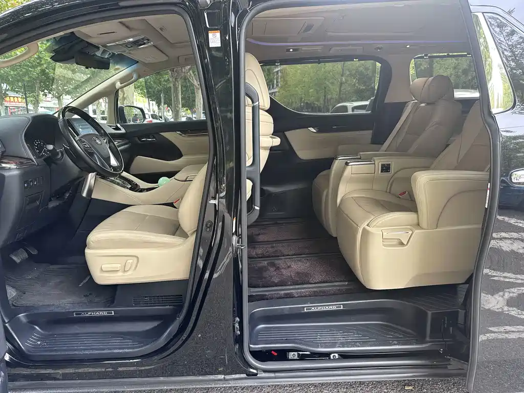 Toyota Alphard — фото 5