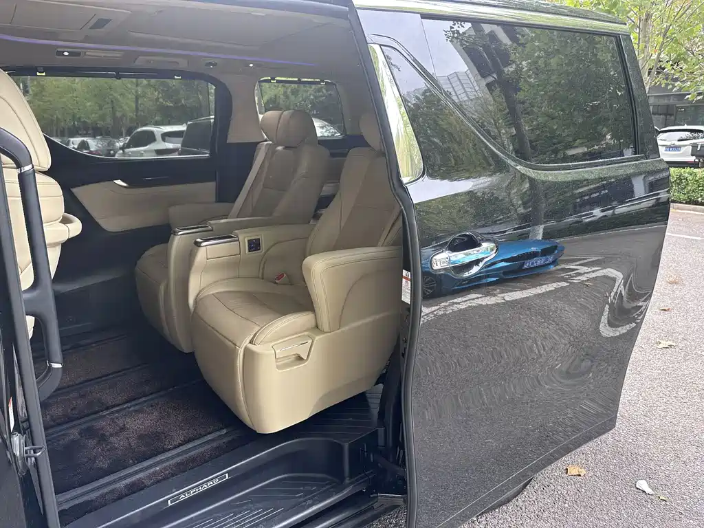 Toyota Alphard — фото 6