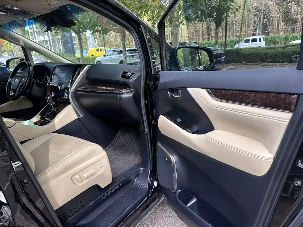 Toyota Alphard — фото 7