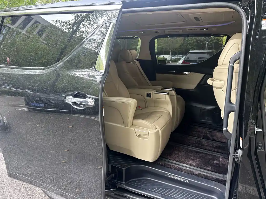 Toyota Alphard — фото 9