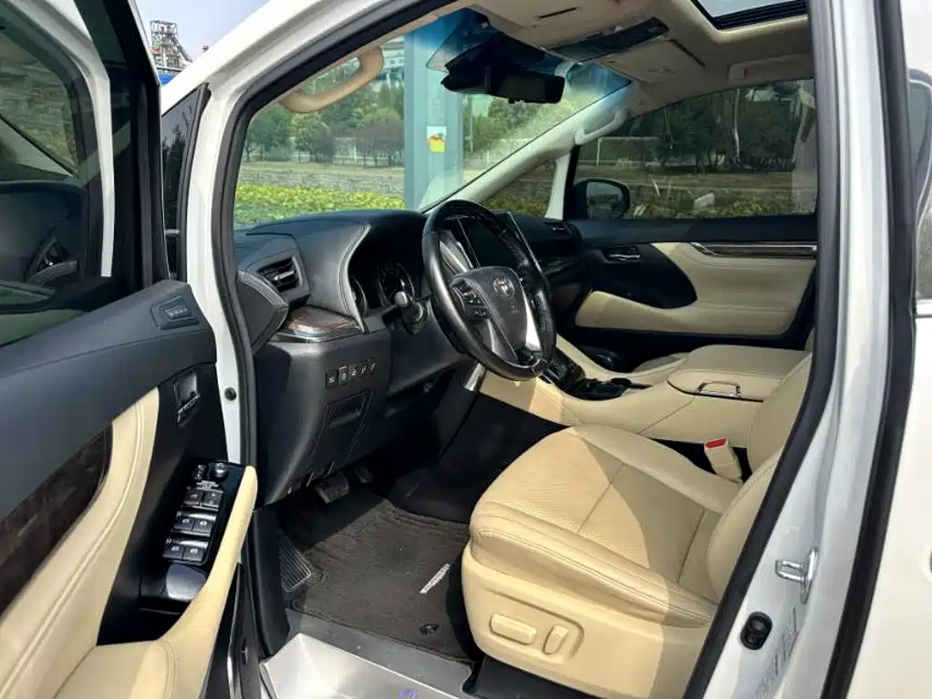 Toyota Alphard — фото 7