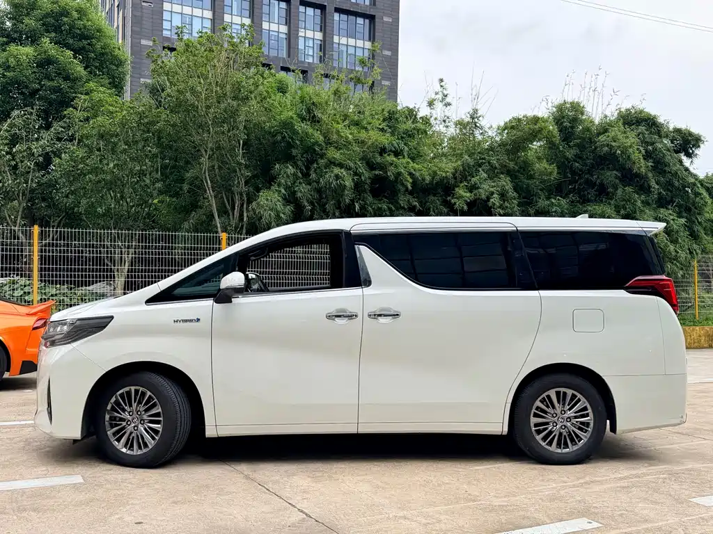 Toyota Alphard — фото 4