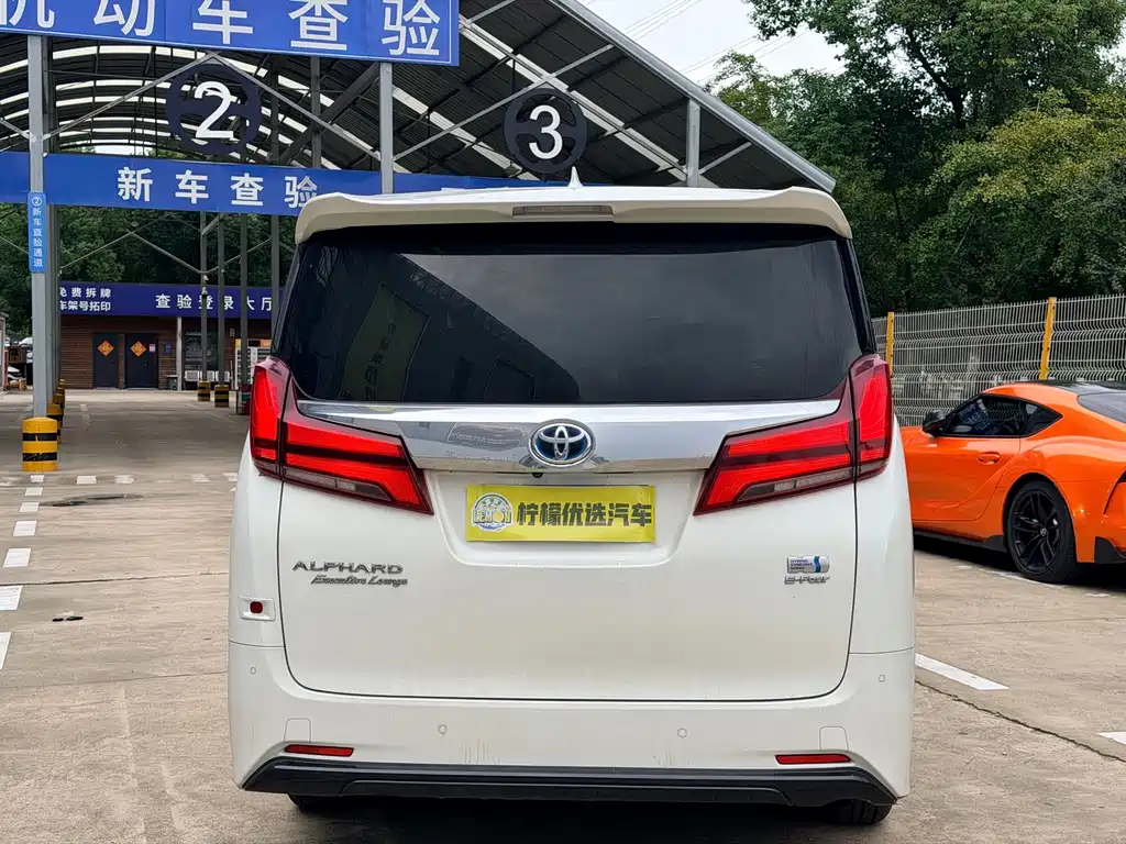 Toyota Alphard — фото 5