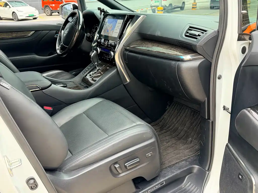 Toyota Alphard — фото 9