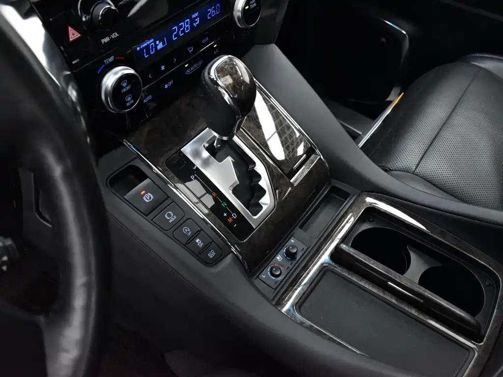 Toyota Alphard — фото 14