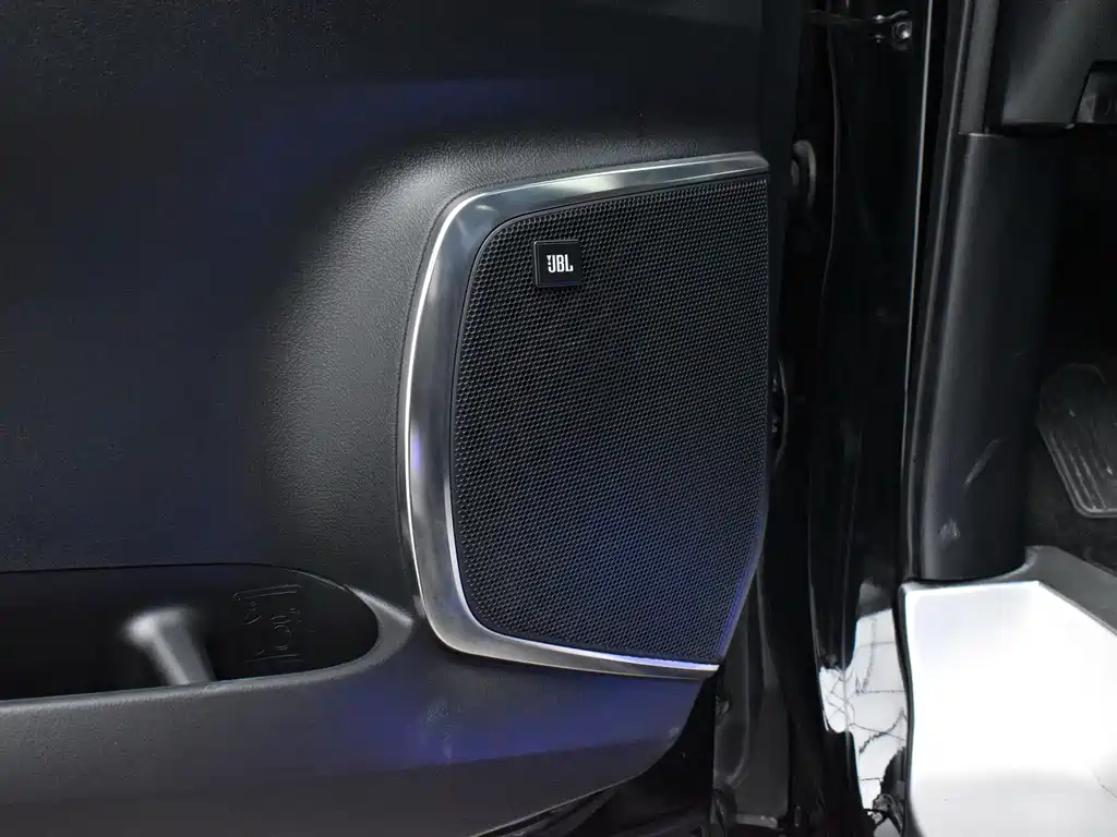 Toyota Alphard — фото 17