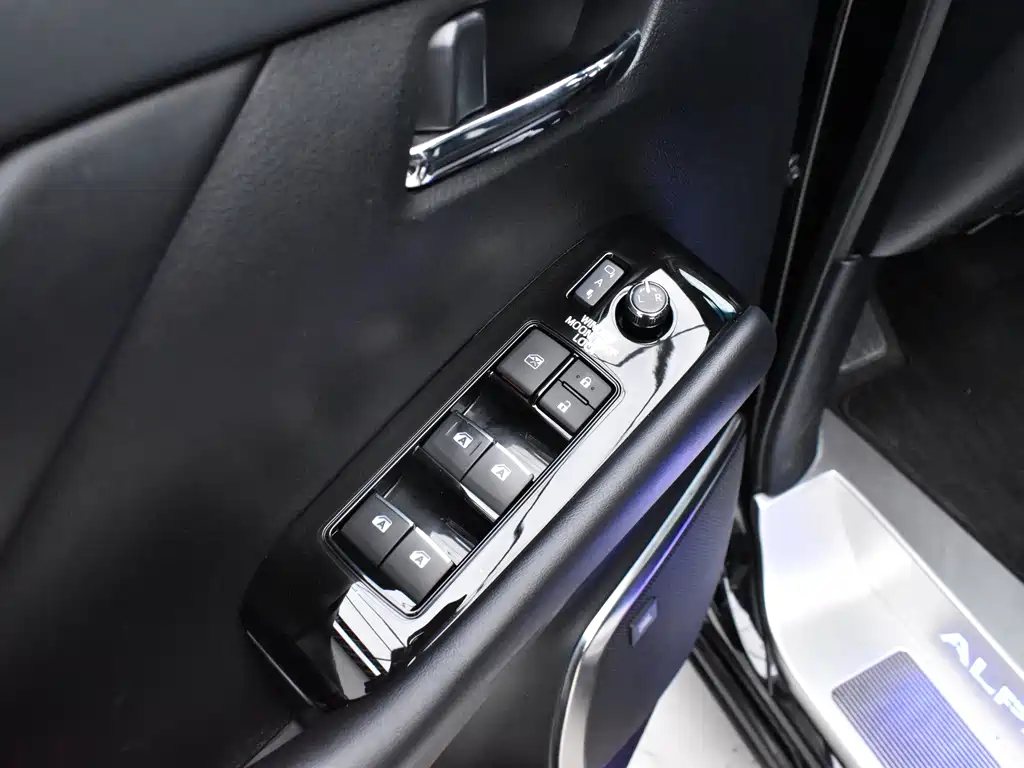 Toyota Alphard — фото 18