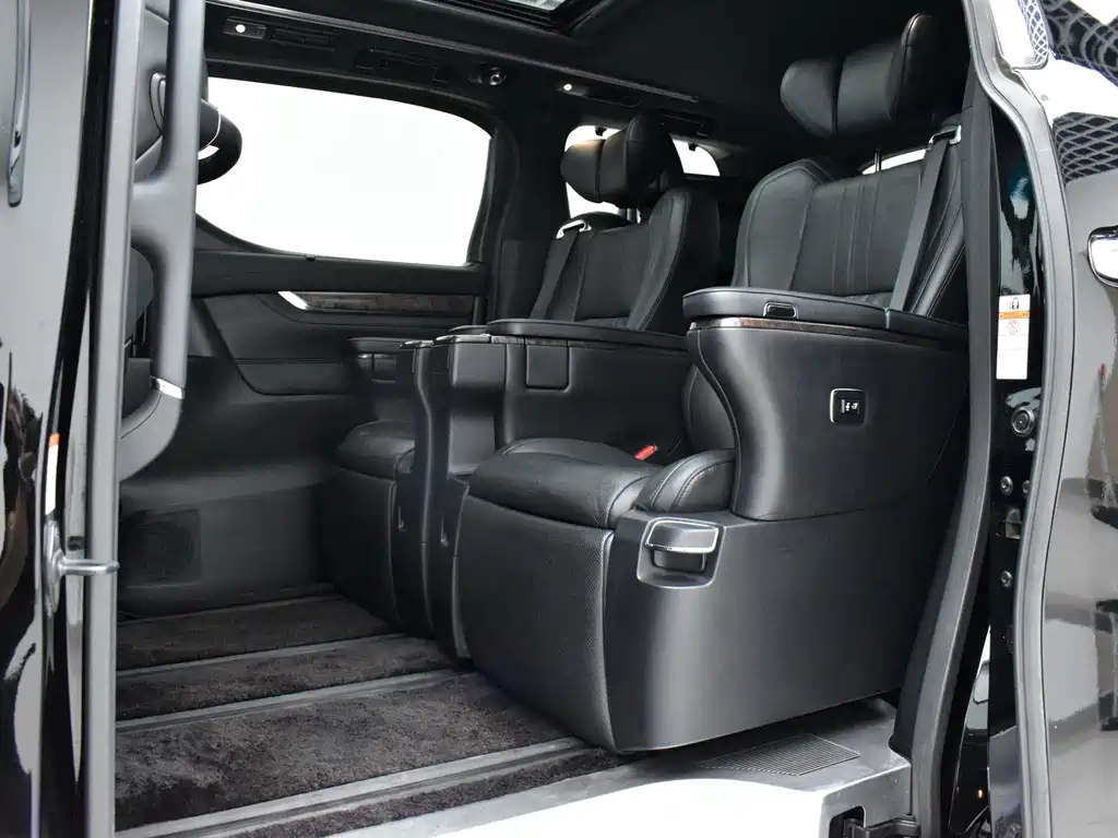 Toyota Alphard — фото 21