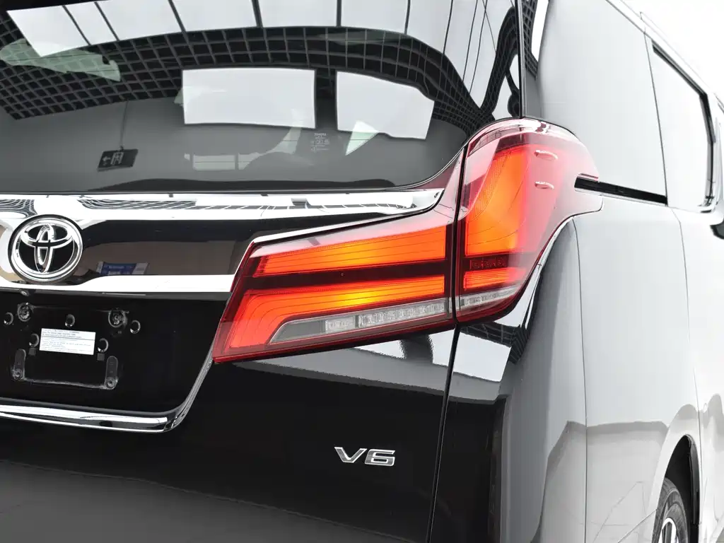 Toyota Alphard — фото 26