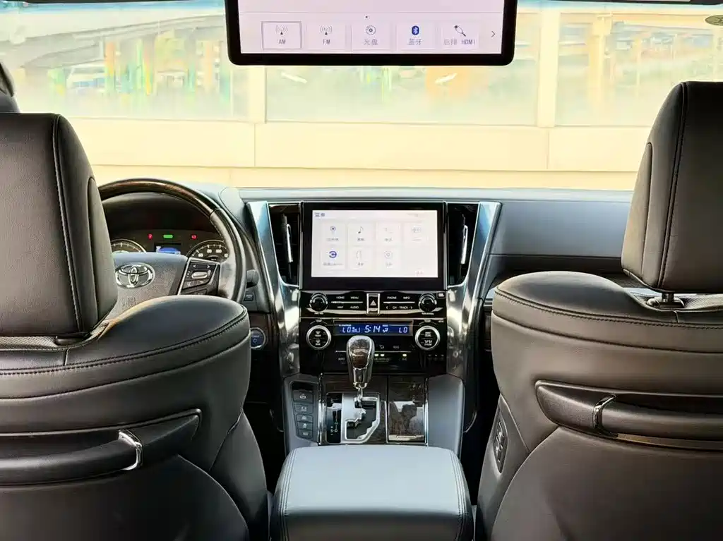 Toyota Alphard — фото 11