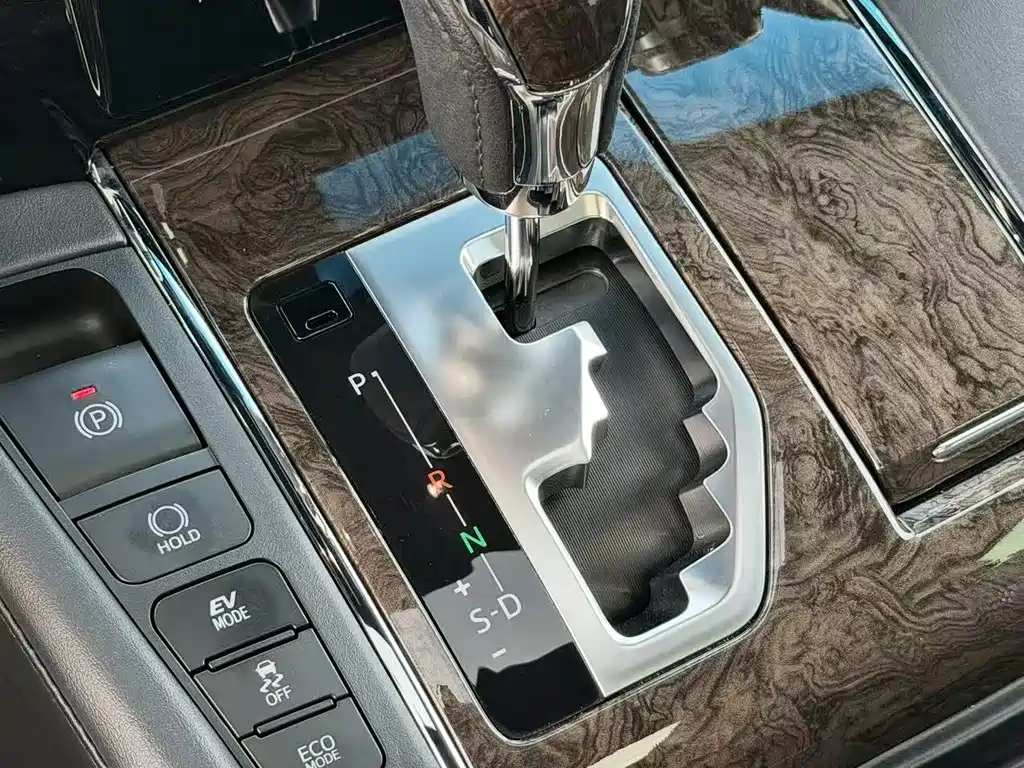 Toyota Alphard — фото 14