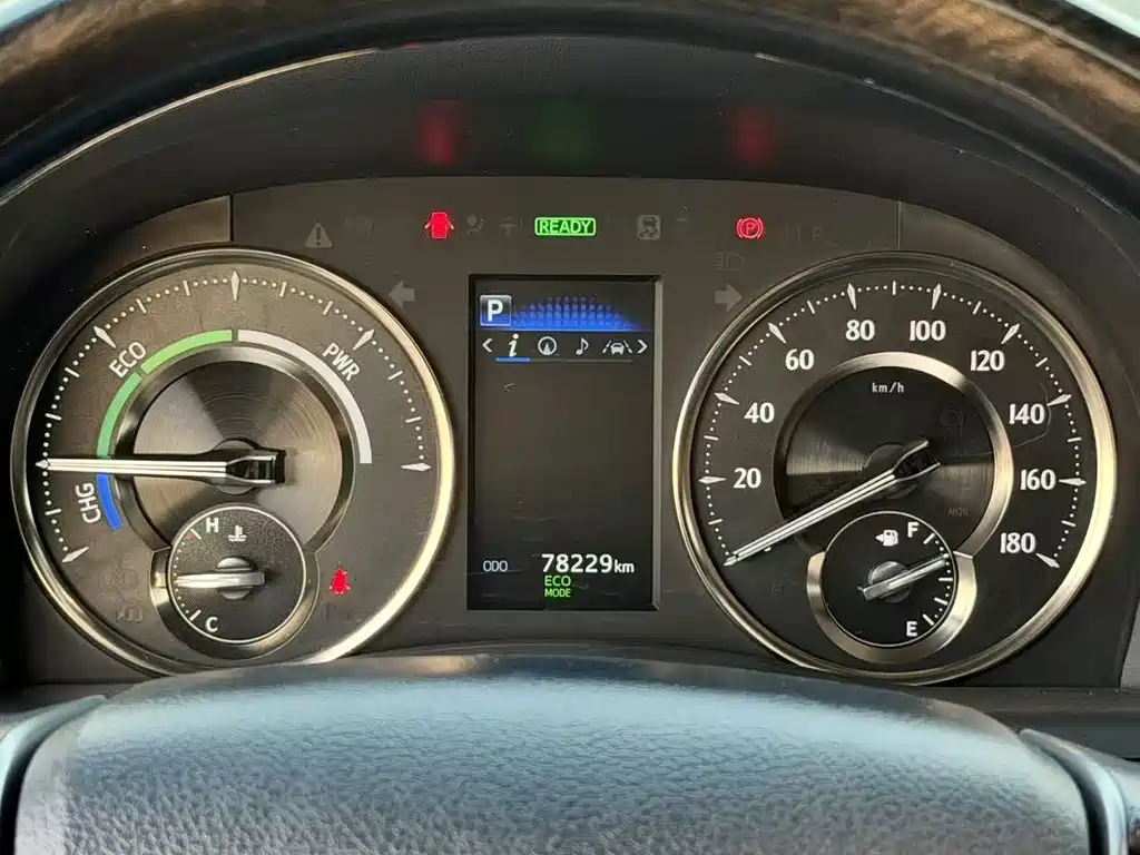 Toyota Alphard — фото 17